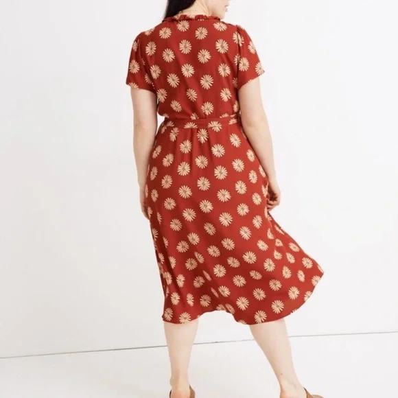 Madewell Ruffle-Edge Wrap Midi Dress in Daisy
Daydream - Picture 6 of 6